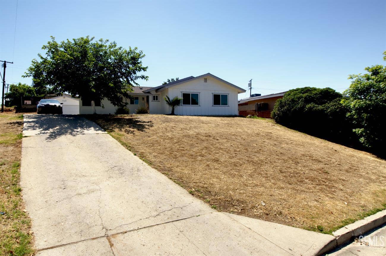 2425 Castle Drive — photo 1