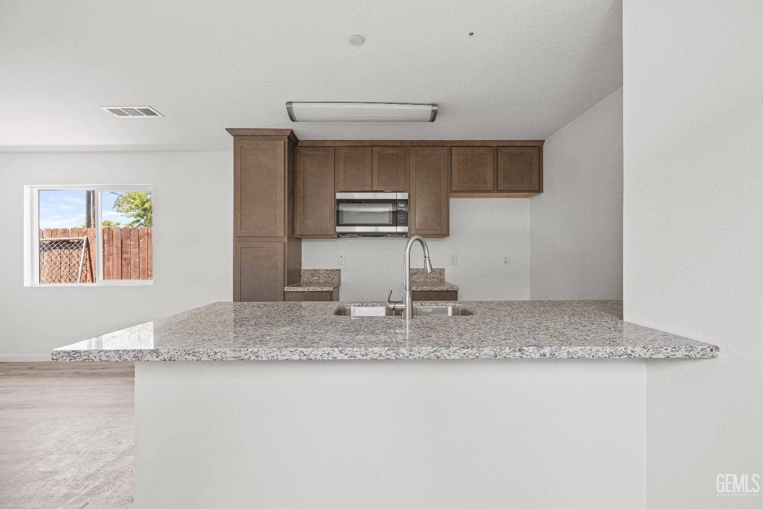 1417 Oregon Street — photo 3
