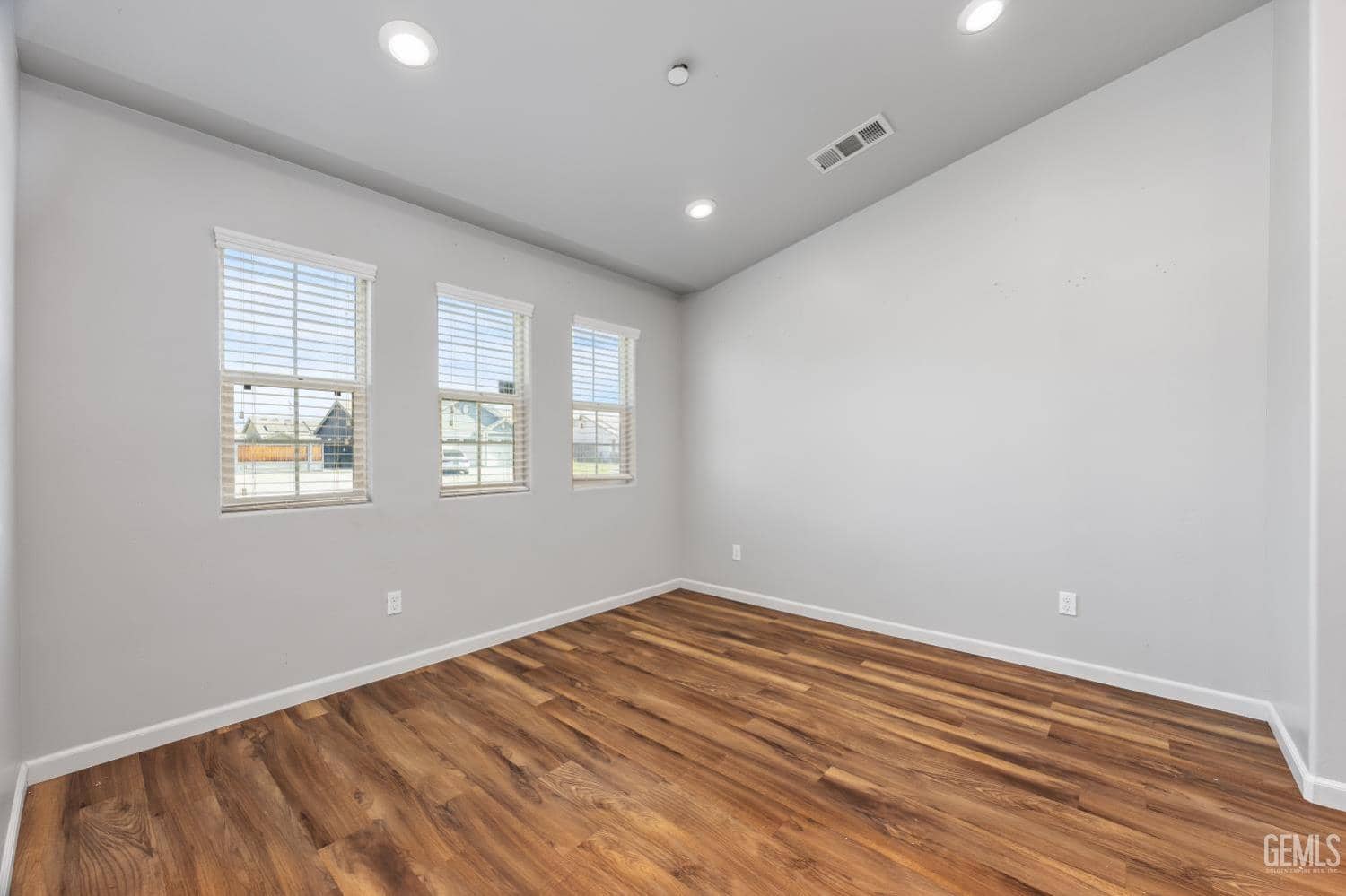 6225 Thorton Avenue — photo 4
