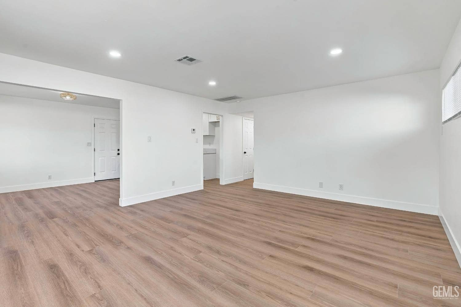 1404 Ivan Avenue — photo 3