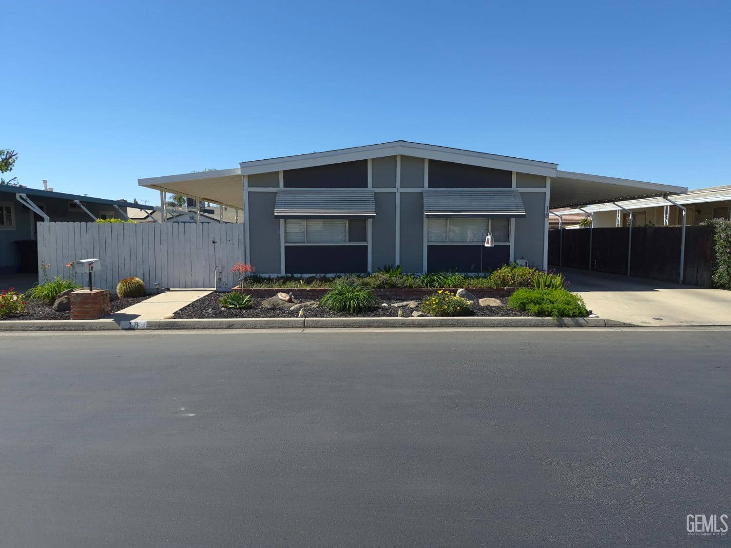 400 E Roberts Lane