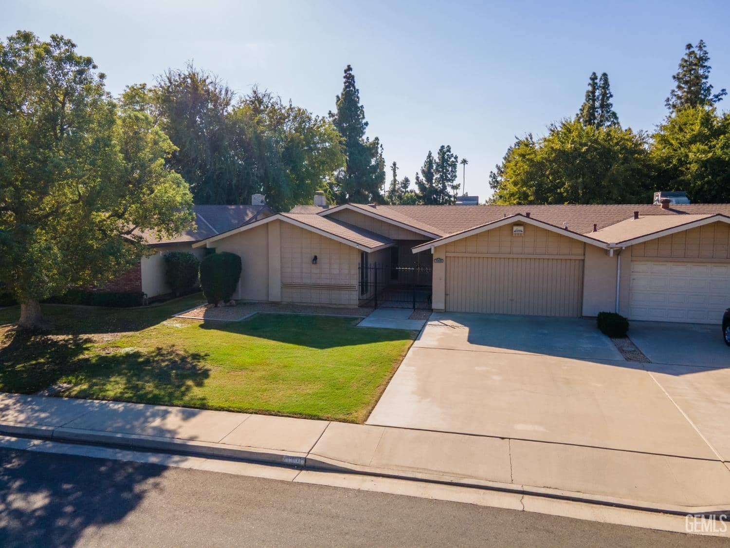 1419 Thunderbird Street — photo 3